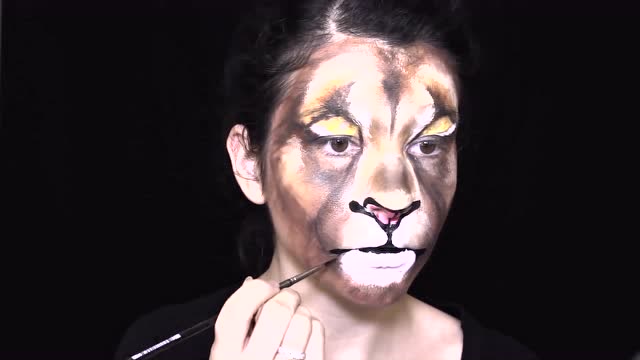 时尚美妆:狮子妆脸部彩绘教程