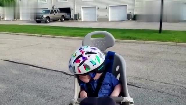 国外小孩子的搞笑瞬间,笑的我肚子疼