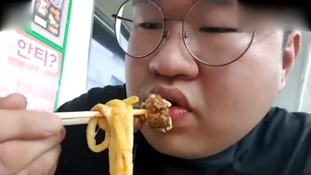 韩国大胃王胖子威,兄弟三人便利店吃炸酱面,肉罐头,吃相炸裂!