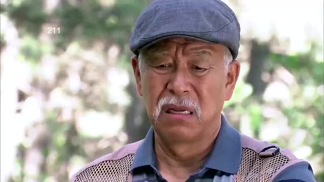 大老板去给母亲上坟,什么都不懂,被倔老头给训了一顿