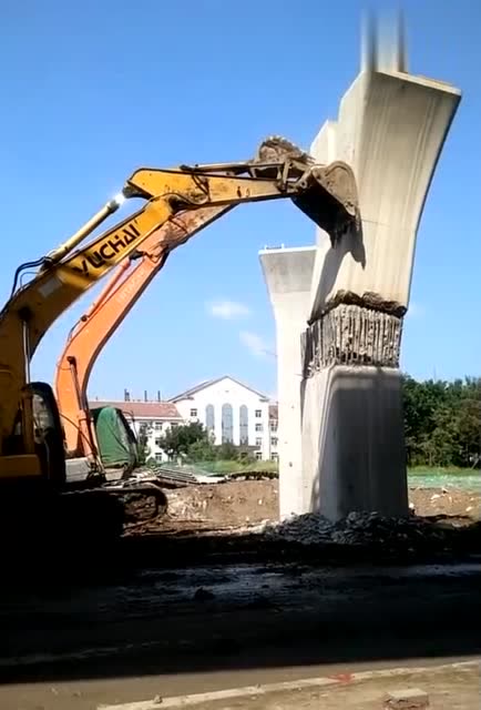 挖掘机推桥墩,这一爪子下去,直接把我看愣了!
