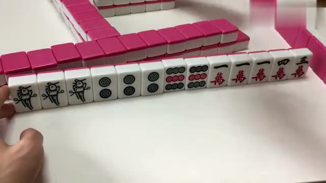 上手叫胡的牌你们看过吗?最后连杠两个杠爆了,小伙心里笑开了花