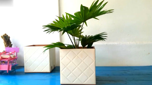 装修剩下的瓷砖,做成一个花盆,好高档的样子