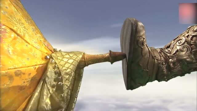 多闻天王魔礼海拿出法宝混元珍珠伞,把孙悟空抓了