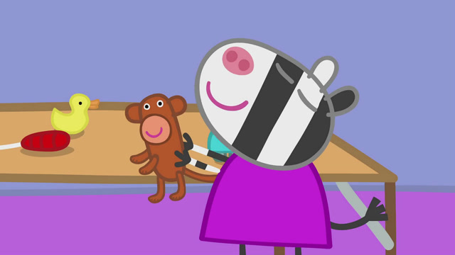 斑马苏怡正对大家展示着自己的玩具猴子,苏怡得意地笑着