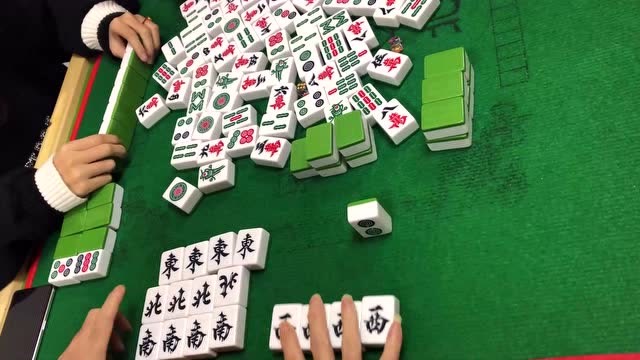 麻将:小伙子运气不错,大四喜十八罗汉杠上开花!