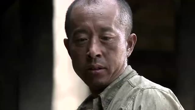 饥饿冲昏李乌拉头脑,抢走迷龙的西瓜被踹下楼