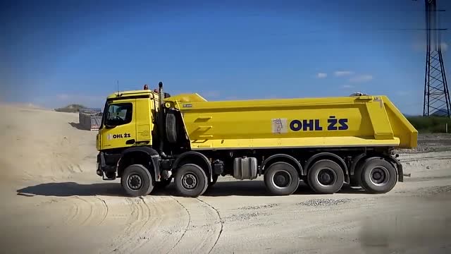 六轮驱动的黄色大卡车,这车看着真是霸气侧漏!