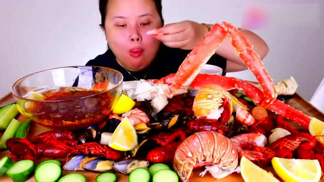 大胃王胖妹-吃海鲜盛宴,蘸点辣椒油,再挤上柠檬汁