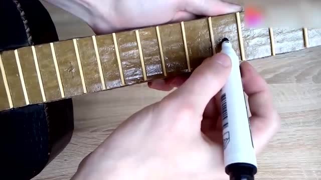 真是创意制作,用硬纸板diy吉他,成品还不错!