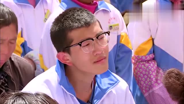 变形计:杨奥才知道妈妈为他牺牲那么大,双脚跪地忏悔!