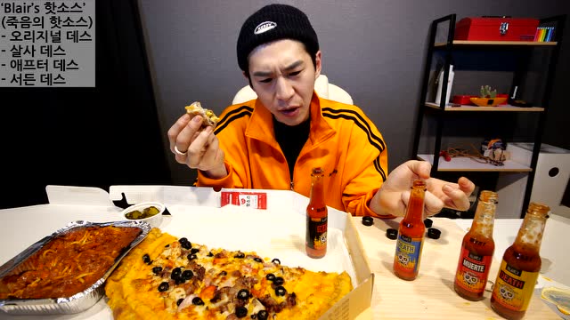 韩国吃播大胃王奔驰小哥banzz吃芝士培根披萨,番茄酱焗意大利面
