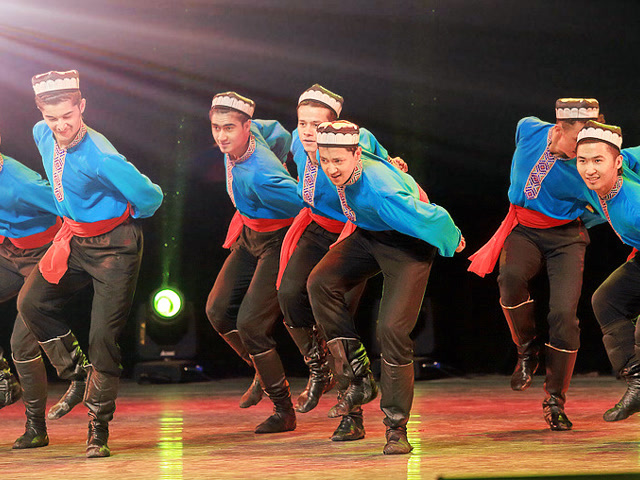 民族民间舞男班第四章第一节《太孜·泰提克组合训练》