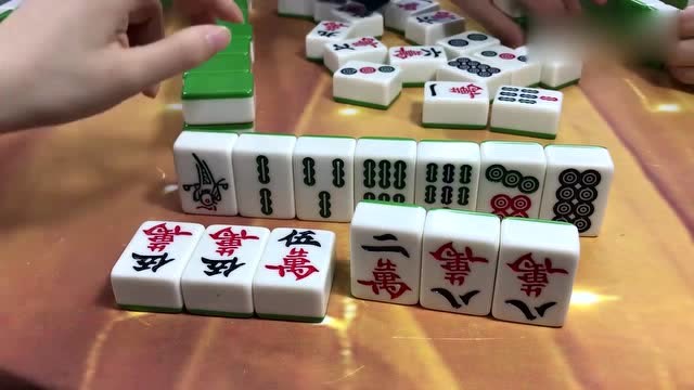 麻将:大姐打牌碰8万,结果满盘皆输,后悔也来不及!