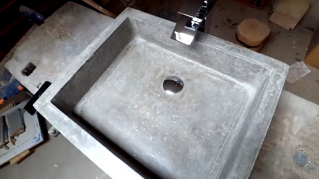 实拍国外小哥用水泥浇注一个洗手盆,网友:这效果还真不错