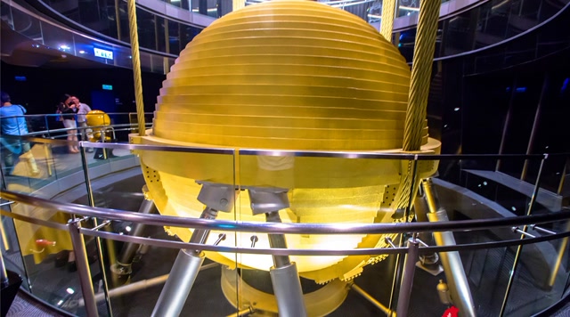 为什么高楼大厦里面,都要安装风阻尼器呢?