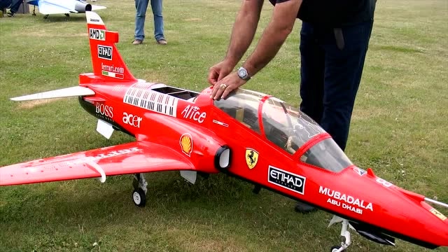 新买的涡轮喷气rc遥控飞机,启动试一下效果,这钱没白花