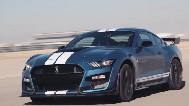 实拍:2020款福特野马眼镜蛇,打开车门后,才知道这车有多豪华!