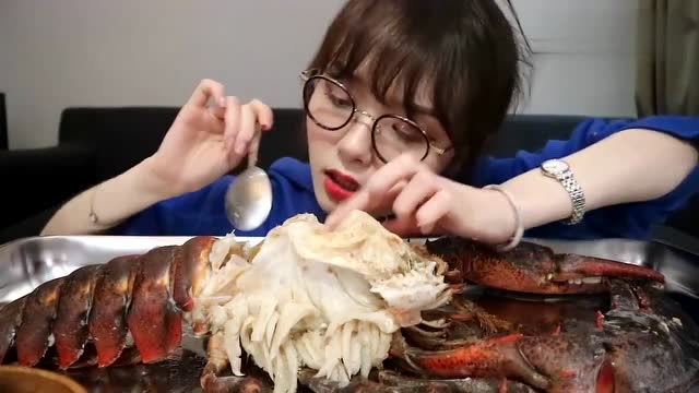 上海小姐姐阿尤,1000元的波士顿大龙虾,无语了,网友:直接上斧头!