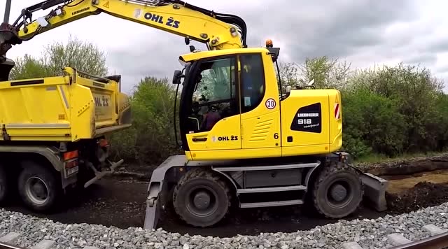 机械探秘:利勃海尔挖掘机装载奔驰卡车