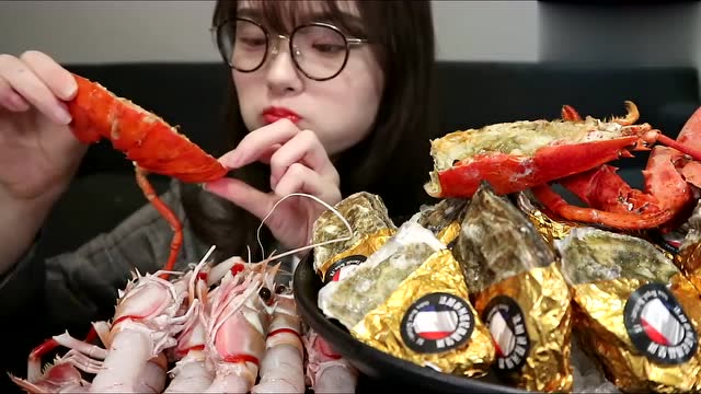阿尤小姐姐颜值真高,她吃一桌海鲜大餐,大口咬龙虾肉看着就很爽