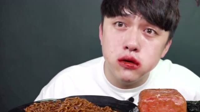 第一次见这样吃火鸡面的,辣成这怂样!这种表情第一次见!