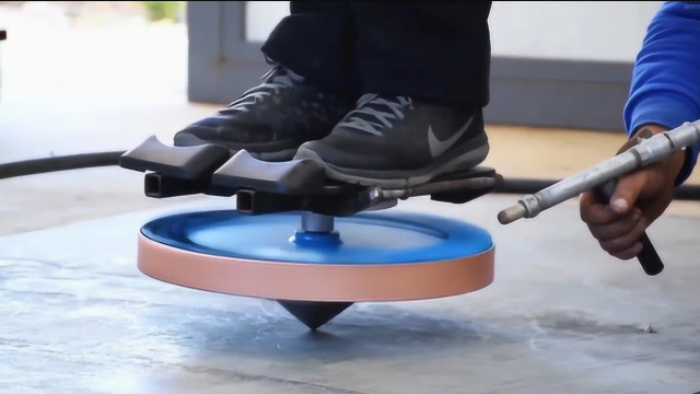 陀螺上能站人吗?老外用巨型陀螺做实验,网友说坚持10秒算你厉害!