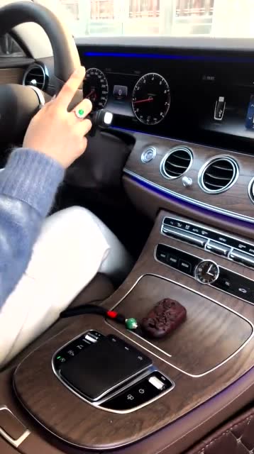 奔驰车都是怀挡,我怀里没有挡啊?