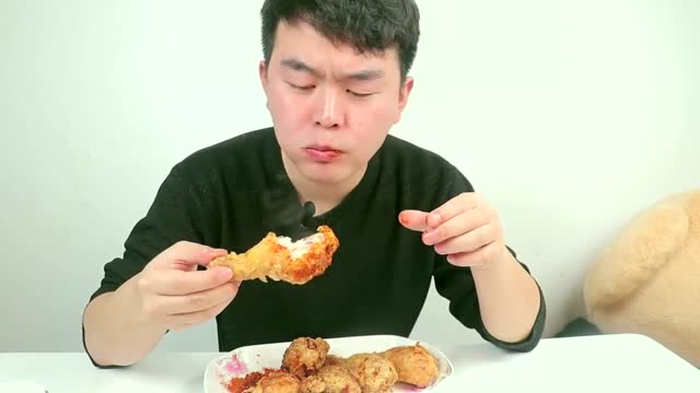 吃播:小帅翔炸鸡腿做起来这么简单,再不去外面吃鸡腿了,两口一个