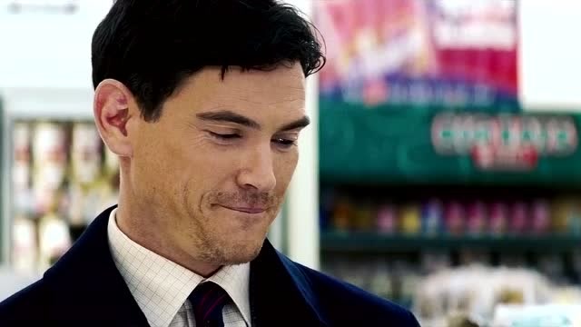 秘密特工伊森进了一家商店,遇到了另外一名特工