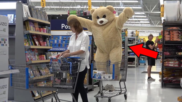 超市偶遇超大泰迪熊,见人还会打招呼,但你这样打招呼容易挨打!