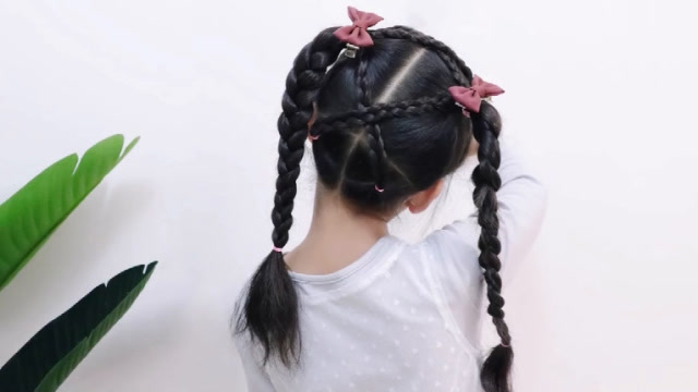 时尚发型 小女孩日常必备的俏皮可爱高马尾 简单一扎就很美了