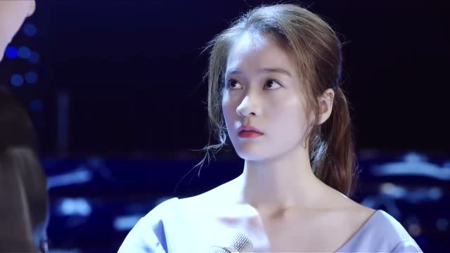 夏沫不敢唱歌,没想到洛熙突然上台,和她手牵手一起唱!