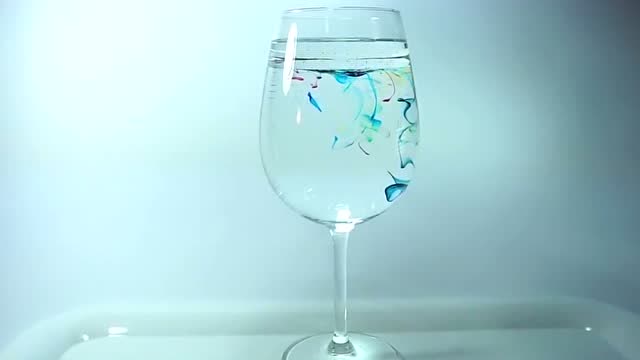 油水烟花小实验,天上的烟花大家都见过,今天带大家大开眼界