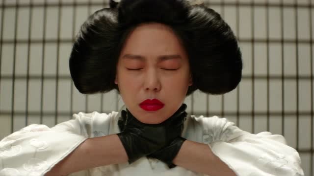 下女的诱惑小姐念书也太投入了还掐自己的脖子