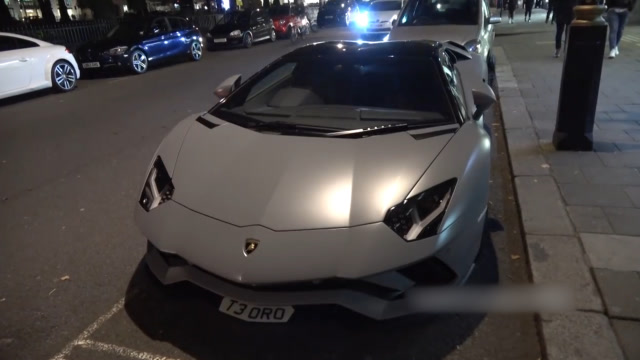 夜间街道上的豪车,这炫酷的造型,黑夜也掩盖不住!