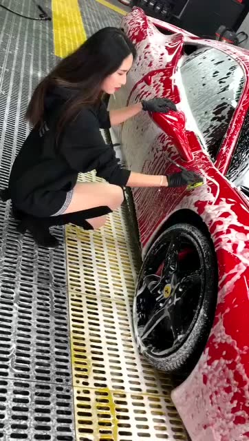 哪个洗车行?竟然让美女洗法拉利,真不会怜香惜玉!