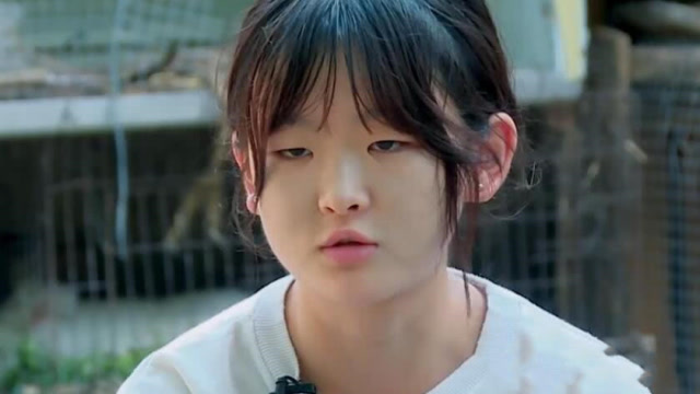 《变形计》富家女坐床边看书,床边一东西引注意,网友:很多女生中招!