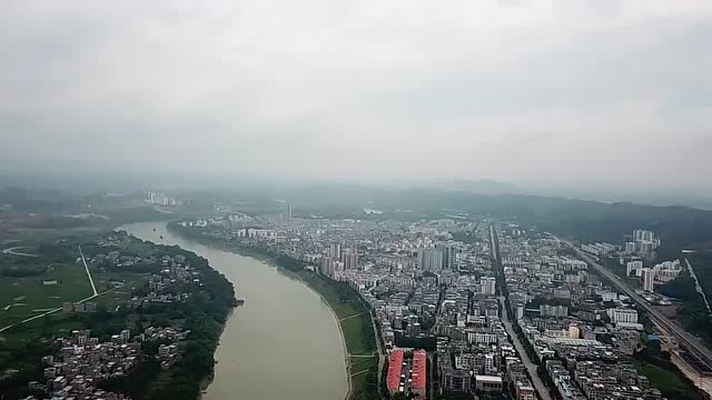 航拍广西隆安县,火车高铁高速都通,为何是贫困县?