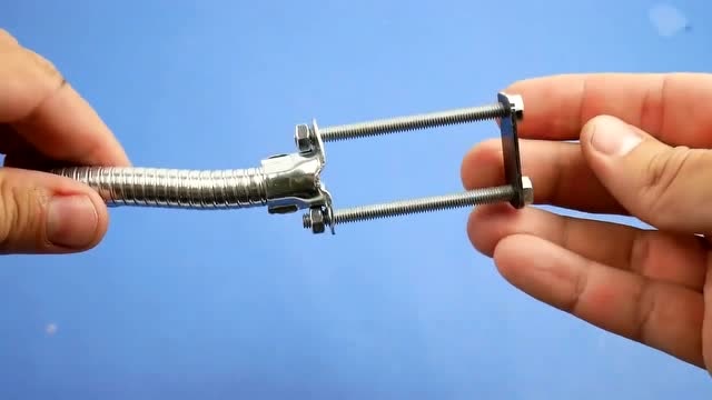 男子用热水器软管,自制一个灵活的探照灯,给修车师傅太实用了