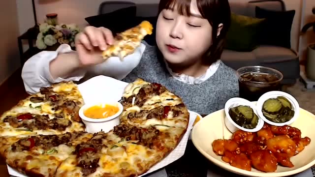 韩国胖妹吃播:吃大披萨 奥尔良烤鸡块 酸黄瓜,太香了真馋人!