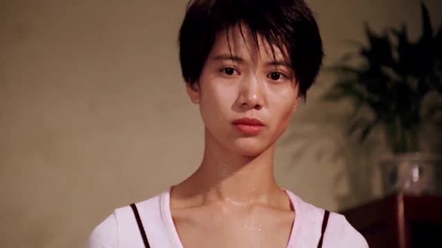 国产凌凌漆:小伙子拿起拿起枪准备射美女的额头,不料枪口却偏了