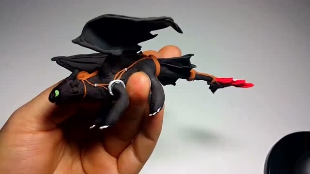 买不起驯龙高手的手办,自己用粘土捏一个夜煞,看完你学会了吗?