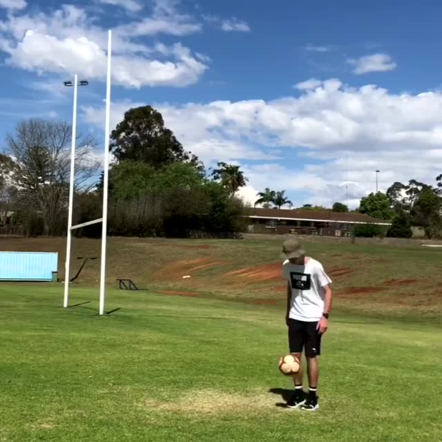 男子转身飞踢,球从铁柱空隙穿过