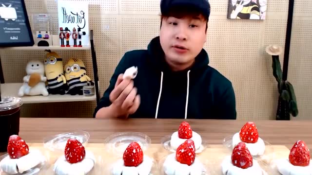 韩国大胃王胖哥, 吃草莓奶油蛋糕, 看着就很甜