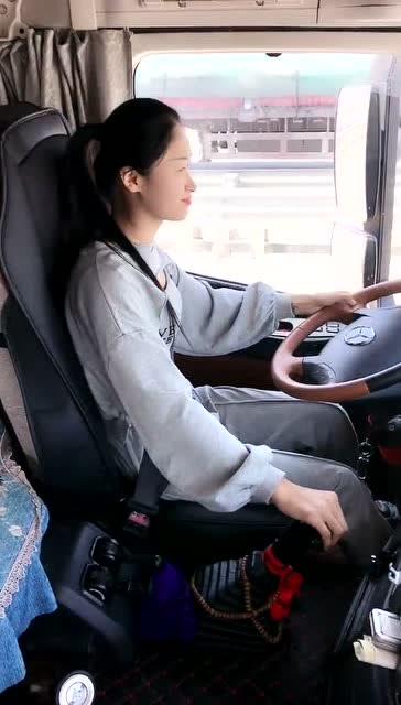 货车女司机朵朵,技术一流!总感觉她挂挡的时候有点费劲