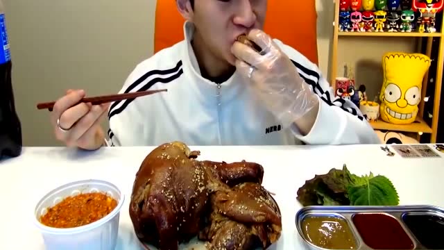 美食圈:大胃王奔驰哥吃大猪脚,两三口吃完一个,真是够带劲的