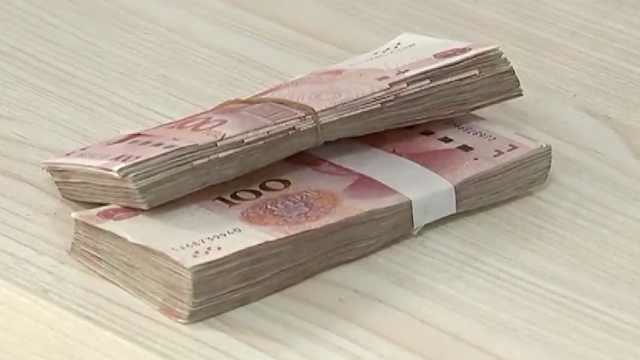 忘掉所有忘不了恩情!痴呆老人想报恩,留下2万现金却走错地方