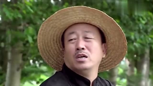 关东微喜剧:老汉路边钓鱼,被路过男子教训,真是纳闷