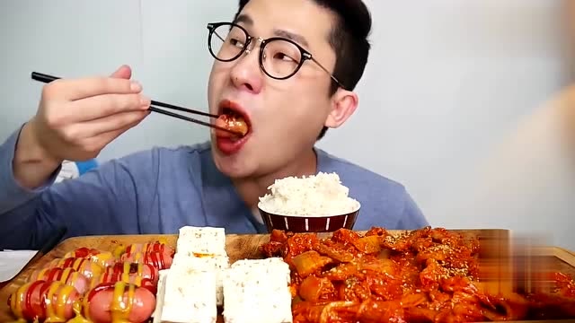 韩国吃货大叔,吃泡菜辣炒猪肉 小香肠,配白米饭,吃得真香
